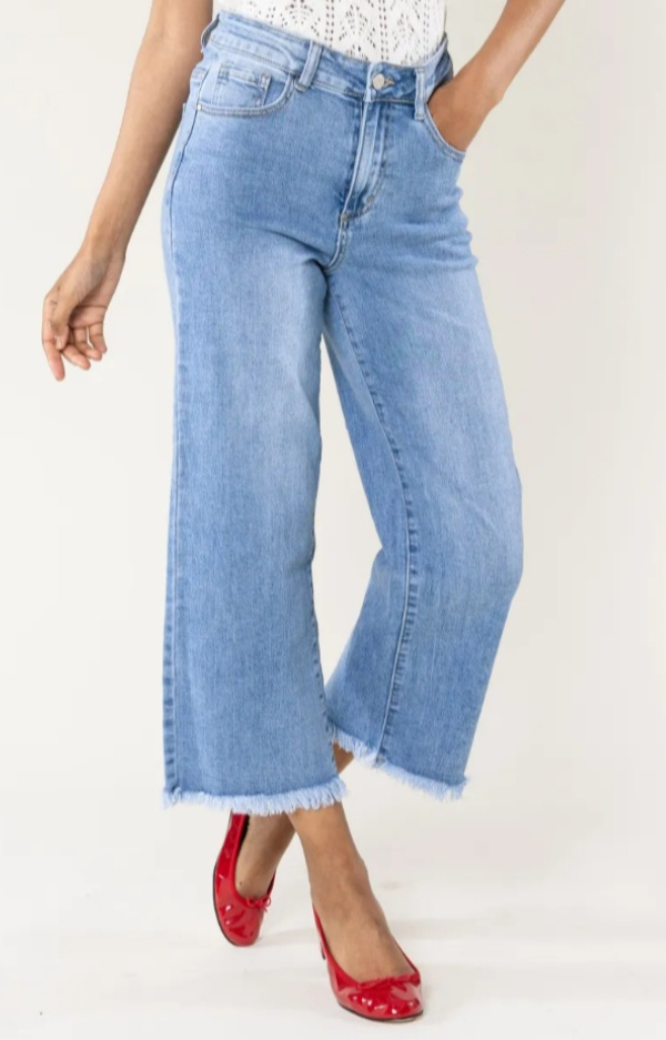 Ljusa croppade jeans med rå kant och stretch – raka ben, perfekt till sneakers eller boots | Love Forever