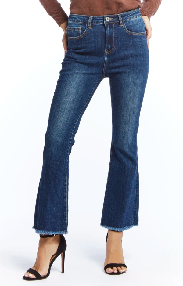Mörka flarejeans med utsvängda ben, stretch och rå kant – normal till hög midja, snygg passform | Love Forever