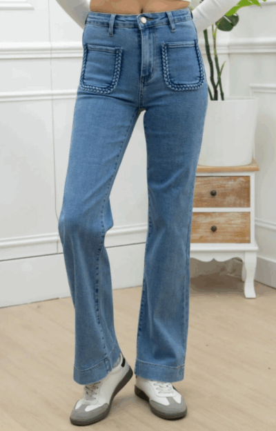 Jeans i ljus denim med raka ben och normal midja, bärs av modell som är 170 cm lång och har storlek S.