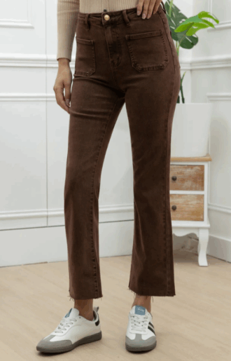 Chokladbruna jeans med croppad längd, rå kant och 70-talsfickor framtill. Bärs av modell som är 170 cm lång och har storlek S. Passar perfekt till kängor.