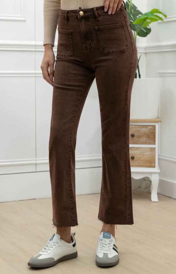 Chokladbruna jeans med croppad längd, rå kant och 70-talsfickor framtill. Bärs av modell som är 170 cm lång och har storlek S. Passar perfekt till kängor.