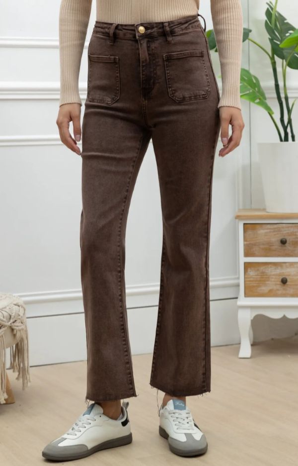 Jeans i mörk mockafärg med croppad längd, rå kant och 70-talsfickor framtill. Bärs av modell som är 170 cm lång och har storlek S. Perfekta till höstens boots.