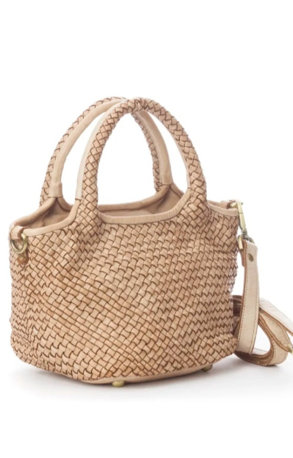 Handgjord italiensk väska Lynette i beige flätat läder med flätade handtag, dragkedjefack och avtagbar axelrem. 17x17 cm, höjd 18 cm.