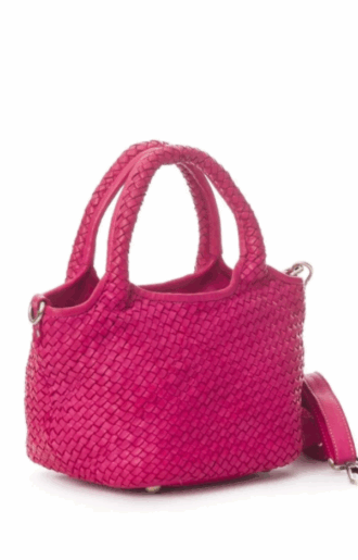 Cerise handgjord väska i flätat läder, modell Lynette. Flätade handtag, innerfack, avtagbar axelrem. 17x17 cm, höjd 18 cm.