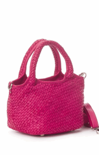 Cerise handgjord väska i flätat läder, modell Lynette. Flätade handtag, innerfack, avtagbar axelrem. 17x17 cm, höjd 18 cm.