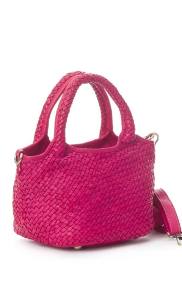 Cerise handgjord väska i flätat läder, modell Lynette. Flätade handtag, innerfack, avtagbar axelrem. 17x17 cm, höjd 18 cm.