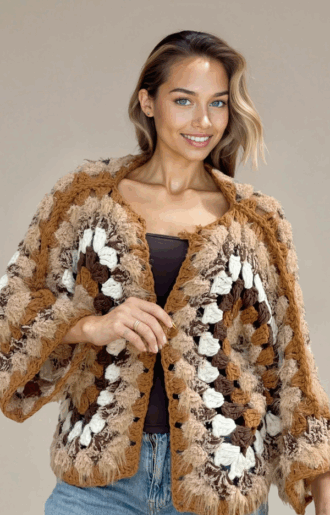 Virkad kofta i camel, choklad och beige – höstiga bruna toner i lyxig boho-design. Supermjukt material, one size (XS–XL). Passar till jeans, kjol eller klänning.