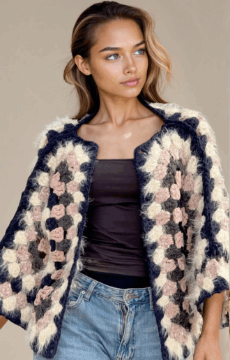 Virkad kofta i puderrosa och navyblått, lyxig boho-design i supermjukt material. One size, passar XS–XL. Styla med jeans, klänning eller kjol.