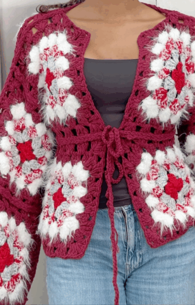 Vinröd virkad kofta i mjukt material med dragsko i midjan. Lyxig boho-design, one size (XS–XL). Passar till jeans eller klänning.