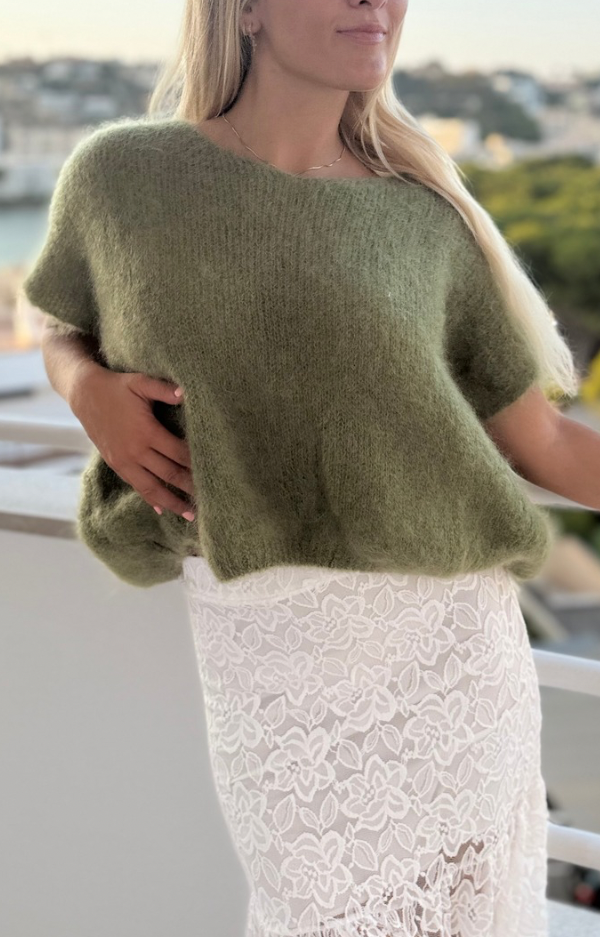 Armygrön väst i mjuk mohair med avslappnad passform – bärs över skjorta på modell i lager på lager-stil.