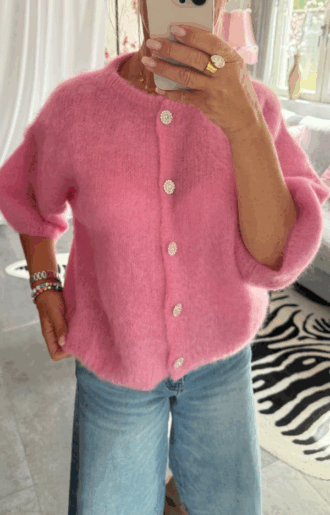 Cerise mohairkofta i fluffig kid mohair med glittriga silverknappar – one size, bärs av modell, boho luxe-stil.