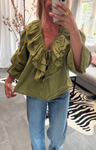 Olivgrön bomullsblus med volanger och långa puffärmar – armyinspirerad look