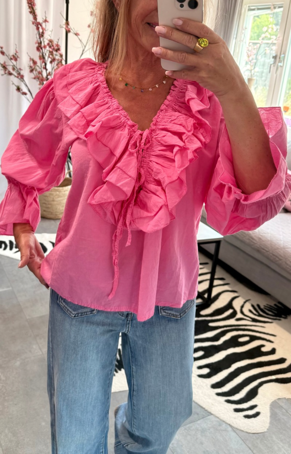 Ceriserosa bomullsblus med långa ärmar och volanger – bohochic stil