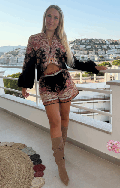 Snyggt set - blus och shorts med bohemiskt print.