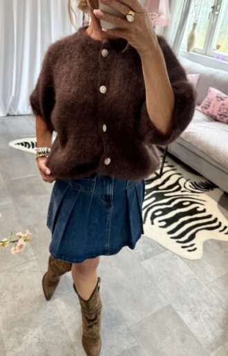 Chokladbrun mohairkofta med glittriga silverknappar – fluffig och lyxig i boho luxe-stil.