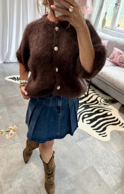 Chokladbrun mohairkofta med glittriga silverknappar – fluffig och lyxig i boho luxe-stil.