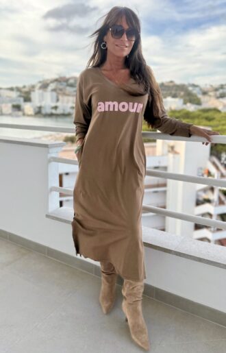 T-shirtklänning i mjölkchokladbrun bomull med glittrigt Amour-tryck, v-ringning, fickor och slitsar. Mjuk, rak passform.