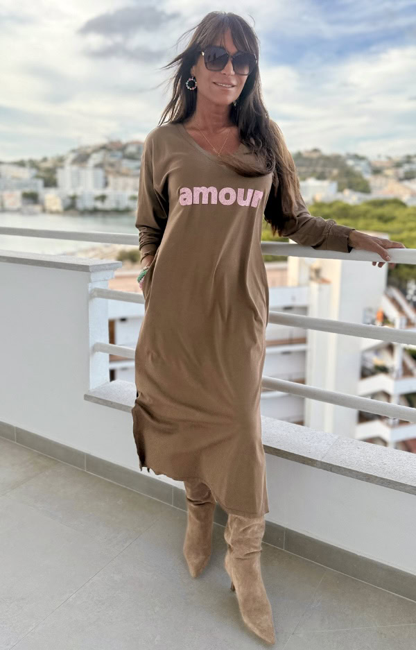 T-shirtklänning i mjölkchokladbrun bomull med glittrigt Amour-tryck, v-ringning, fickor och slitsar. Mjuk, rak passform.