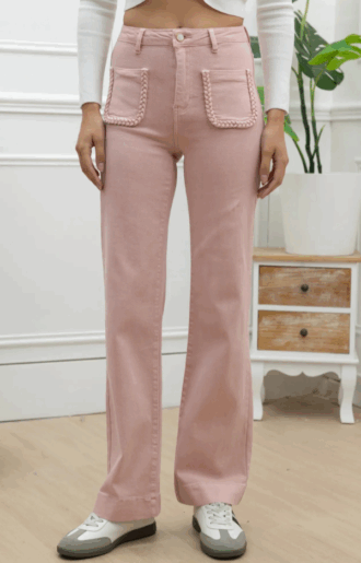 Jeans med raka ben i pudrigt rosa denim, stretchigt material och klassisk passform. Bärs av modell, 170 cm, i storlek S.