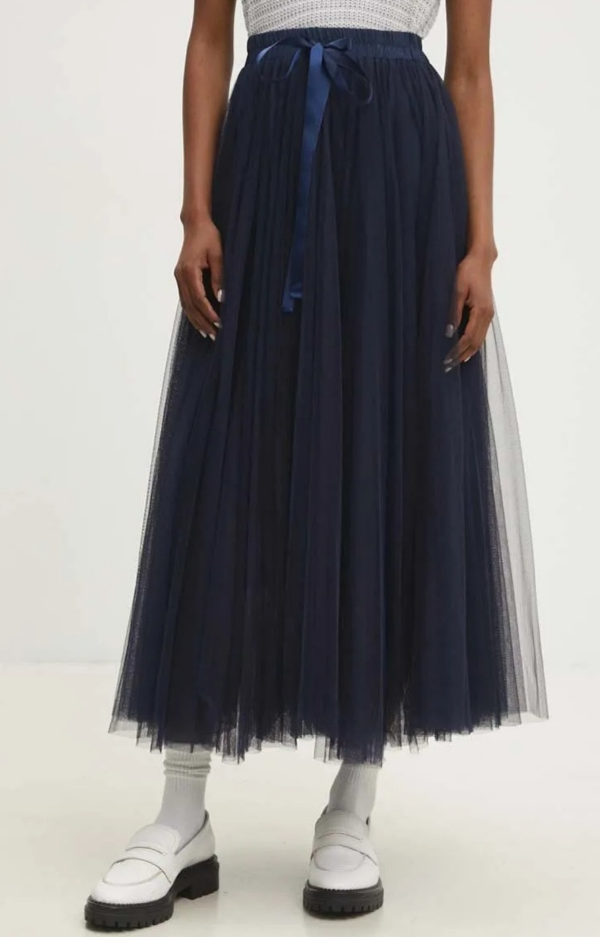 20251006_125401_0000 Mörkblå tyllkjol med resår i midjan, fastsydd underkjol och rosett – elegant och feminin från Love Forever.