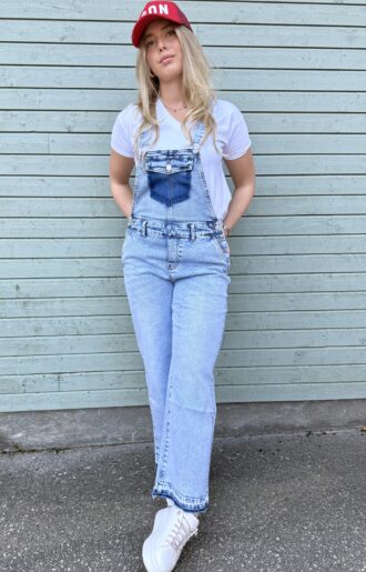 Supercoola snickarbyxor i ljus jeanstvätt – med stretch och råa detaljer Dessa ljusa snickarbyxor kombinerar trendig streetstyle med bekväm passform. Med stretch i tyget sitter de skönt hela dagen, och de råa kanterna i bensluten ger ett tufft, avslappnat uttryck. Hängslena är justerbara, så du kan anpassa passformen helt efter dig. Normala i storlek – välj din vanliga storlek Modellen är 165 cm och har storlek S Ljus jeanstvätt med råa detaljer Perfekta till sneakers eller boots för en cool vardagslook