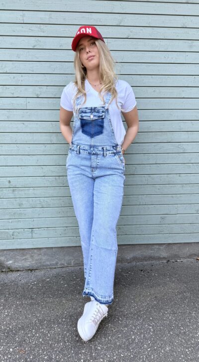 Supercoola snickarbyxor i ljus jeanstvätt – med stretch och råa detaljer Dessa ljusa snickarbyxor kombinerar trendig streetstyle med bekväm passform. Med stretch i tyget sitter de skönt hela dagen, och de råa kanterna i bensluten ger ett tufft, avslappnat uttryck. Hängslena är justerbara, så du kan anpassa passformen helt efter dig. Normala i storlek – välj din vanliga storlek Modellen är 165 cm och har storlek S Ljus jeanstvätt med råa detaljer Perfekta till sneakers eller boots för en cool vardagslook