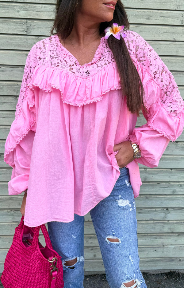 Rosa bohemisk blus med spetsok och volanger, resår vid ärmslut, One Size XS-XL – romantisk och avslappnad damstil.