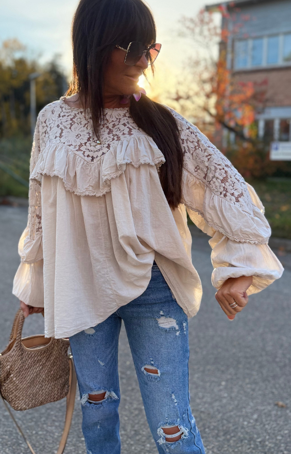 Cremefärgad bohemisk blus med spetsok och volanger, resår vid ärmslut, One Size XS-XL – romantisk och avslappnad damstil.