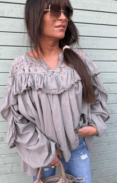 Namnlös design Fangofärgad bohemisk blus i bomullsvoile med spetsok och volanger, resår vid ärmslut, One Size XS–XL – romantisk och elegant damstil.