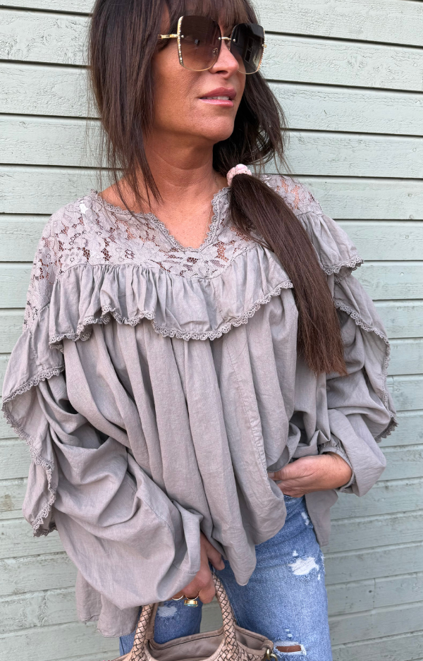 Namnlös design Fangofärgad bohemisk blus i bomullsvoile med spetsok och volanger, resår vid ärmslut, One Size XS–XL – romantisk och elegant damstil.