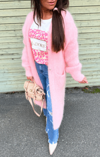 Ljusrosa lång kofta i kid mohair med fickor och glittrande knappar från Love Forever
