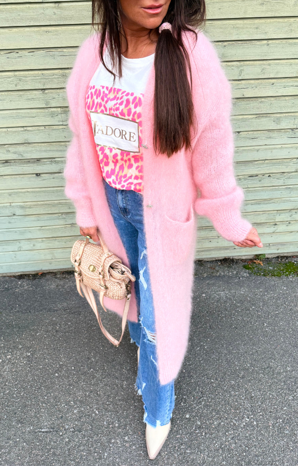 Namnlös design Ljusrosa lång kofta i kid mohair med fickor och glittrande knappar från Love Forever