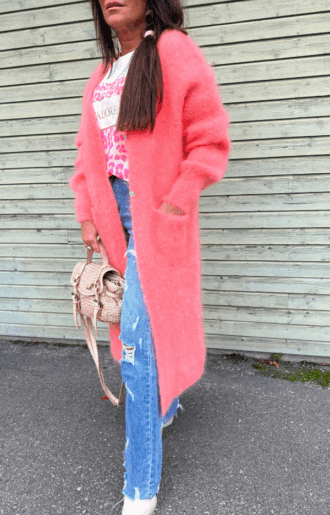 Corallfärgad lång kofta i kid mohair med glittrande knappar och fickor. Elegant och lyxig One Size-modell som passar XS–XL.