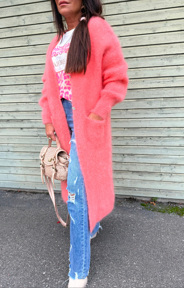 Corallfärgad lång kofta i kid mohair med glittrande knappar och fickor. Elegant och lyxig One Size-modell som passar XS–XL.