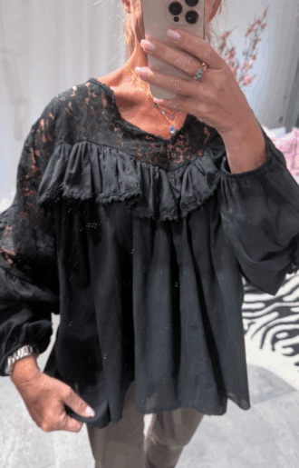 Magisk svart blus i mjuk bomullsvoile med spets och volanger. Bohemisk och feminin modell One Size XS–XL – lika fin till jeans som till kjol.
