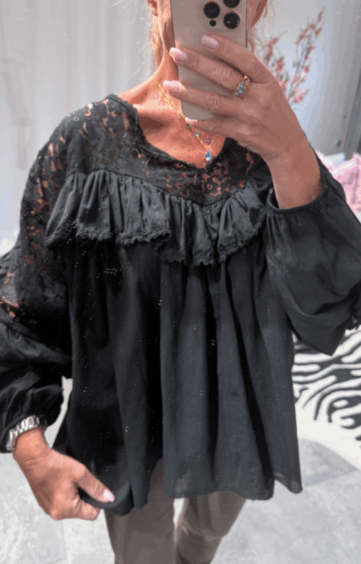 Magisk svart blus i mjuk bomullsvoile med spets och volanger. Bohemisk och feminin modell One Size XS–XL – lika fin till jeans som till kjol.