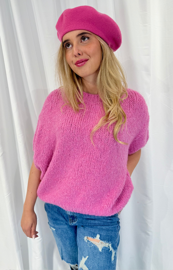 Knitted sweater with short sleeves in soft yarn and oversized fit. Available in pink, black, and taupe – perfect for both everyday and festive occasions.
