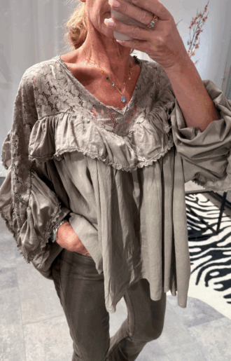 Fangofärgad bohemisk blus i bomullsvoile med spetsok och volanger, resår vid ärmslut, One Size XS–XL – romantisk och elegant damstil.