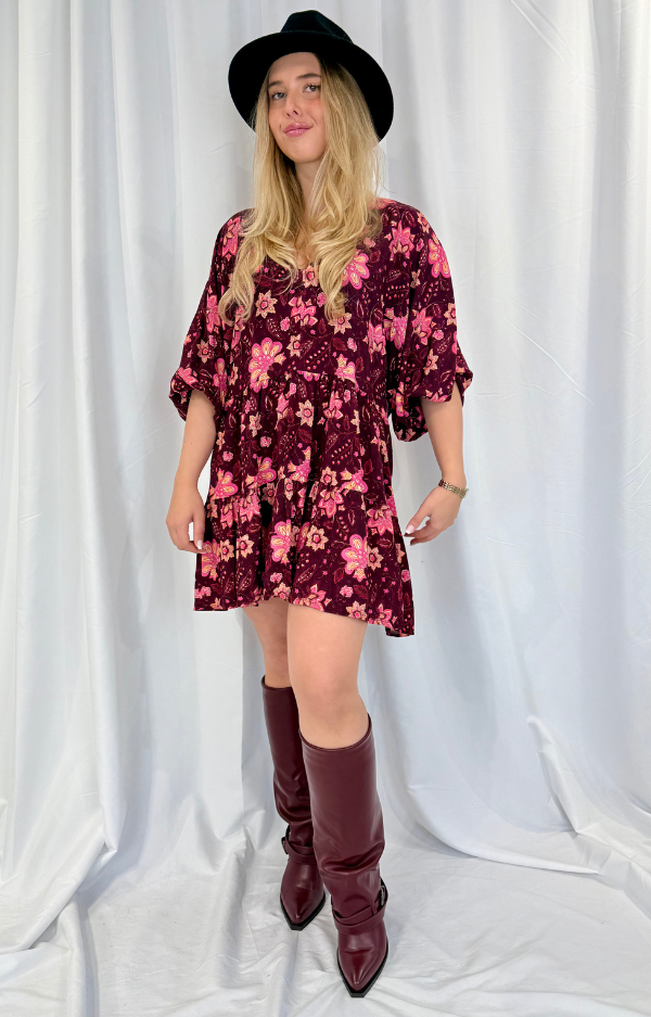Bohemian tunic in 100% viscose with wine-red base and pink flowers - V-neck, balloon sleeves and ruffles.
