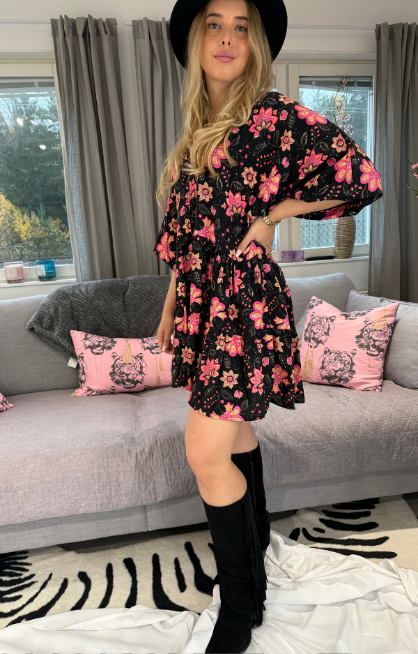 Bohemian tunic in 100% viscose with a black base and pink flowers – V-neckline, balloon sleeves, and ruffles.