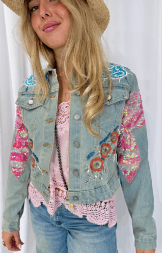 Jeansjacka med handgjorda pärlbroderier – unik och lyxig boho-chic design.