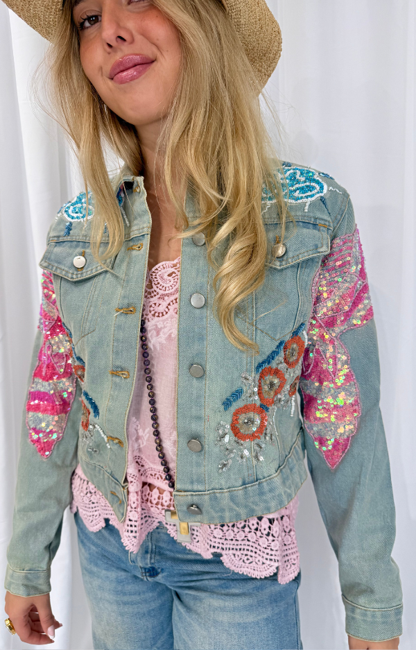 Jeansjacka med handgjorda pärlbroderier – unik och lyxig boho-chic design.