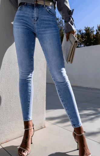 Tighta stretchjeans i mjukt denim, perfekta till höstens boots och mohairvästar.