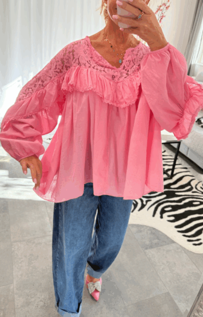 Rosa bohemisk blus med spetsok och volanger, resår vid ärmslut, One Size XS-XL – romantisk och avslappnad damstil.