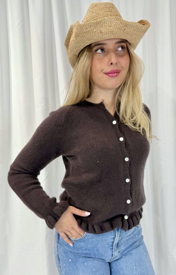 Untitled design Chokladbrun alpacka-kofta med volanger vid ärmslut och nederkant – feminin, lyxig och trendig.