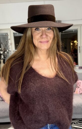 Chokladbrun hatt i lyxig ull med sammetsband, handgjord i Italien – elegant och bohemisk accessoar.