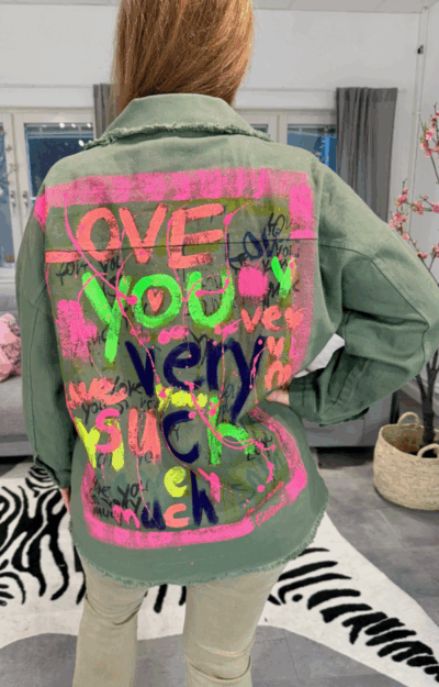 Armygrön bomullsjacka med handmålad rygg i färgstarka toner och texten Love you very much – trendig overshirt med råa kanter och knappar framtill.