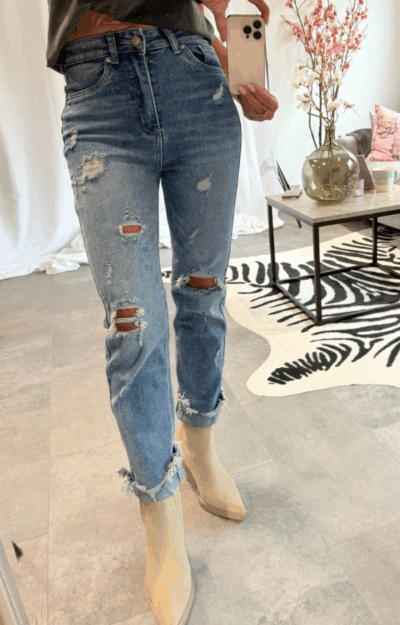 Supercoola jeans med slitningar och stretch – den perfekta mixen av komfort och attityd De här jeansen är ett måste i garderoben! Med skön stretch, hög midja och tuffa slitningar får du både bekvämlighet och en trendigt avslappnad look. De har dessutom rå kant nedtill som ger en extra cool edge – perfekt för dig som gillar denim med attityd. Styla jeansen med en feminin blus för kontrast, en stickad tröja för en avslappnad vardagsstil eller boots, sneakers eller klackar för att skapa din egen personliga look. Oavsett hur du bär dem, kommer de här jeansen snabbt bli dina nya favoriter! ✨ Detaljer: ✔ Hög midja – bekväm och smickrande passform ✔ Stretchig denim – följer kroppens former ✔ Slitningar och hål – ger trendig, cool stil ✔ Rå kant nedtill – edgy finish Perfekta jeans för dig som vill ha stil, komfort och en touch av rockig elegans i ett och samma plagg.