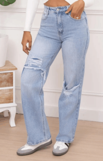 Vida ljusblå jeans från Folyrose med sliten look och tyg under hålen, stretchig midja och bekväm passform – trendiga jeans i mjuk denim.