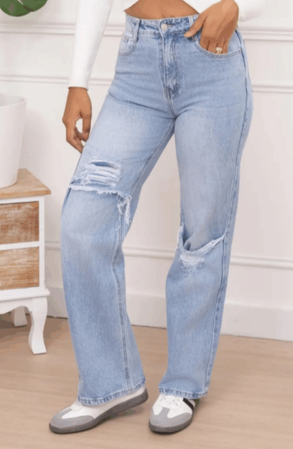 Vida ljusblå jeans från Folyrose med sliten look och tyg under hålen, stretchig midja och bekväm passform – trendiga jeans i mjuk denim.